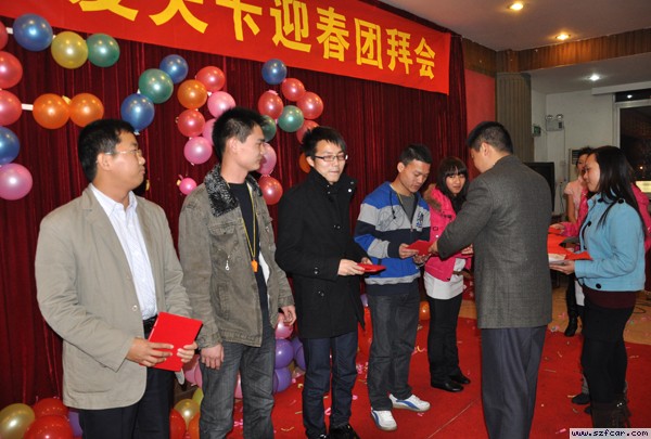 总裁与常总为老员工颁奖 总裁与常总为老员工颁奖